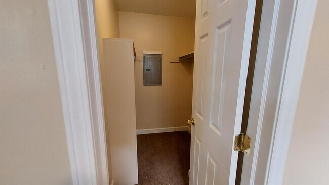 Building Photo - 66 E Norwich Ave