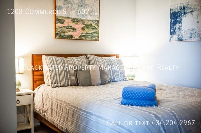 Building Photo - 1208 Commerce St