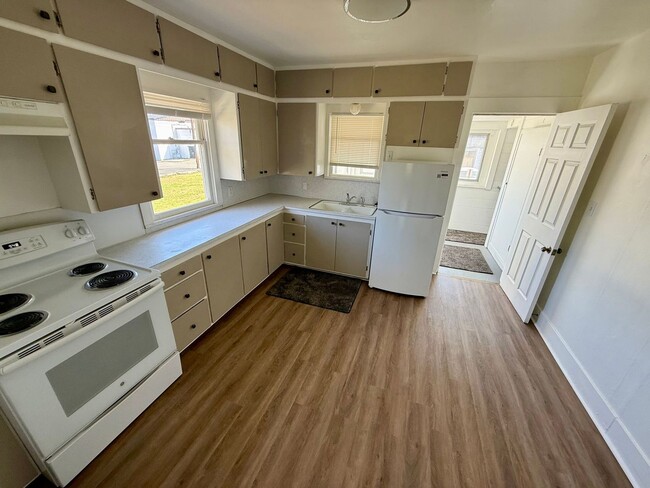 Building Photo - Charming 2-Bedroom, 1-Bathroom House for R...