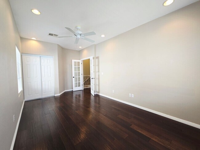 Building Photo - 3 BEDROOM & 2.5 BATH TOWNHOME LOCATED IN GREEN VALLEY  HENDERSON