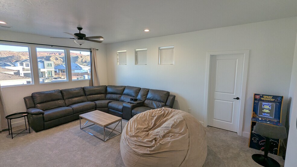 Building Photo - 693 S Taylor Creek Dr