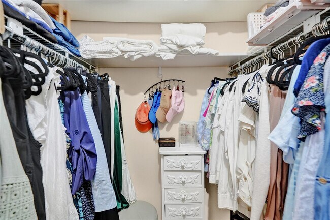 Building Photo - 9851 Riverside Dr