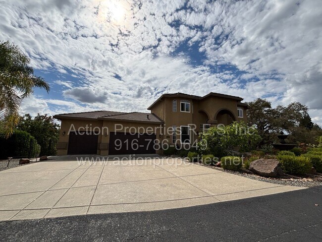 Primary Photo - Gorgeous Villa - 3 Bed, 2.5 Bath - Beautiful Views - Highly Desirable Neighborhood!