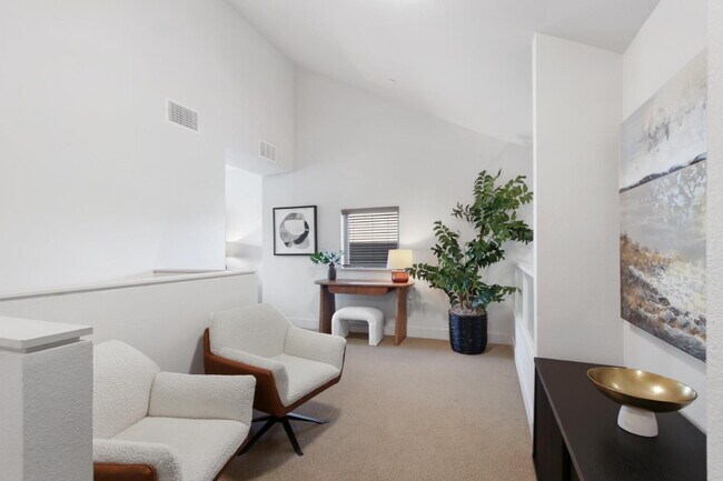 Building Photo - Gorgeous townhouse