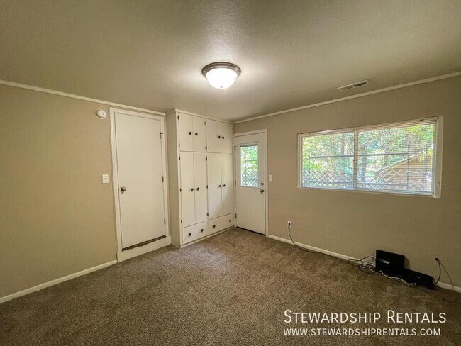 Building Photo - 1800 Sylvan St