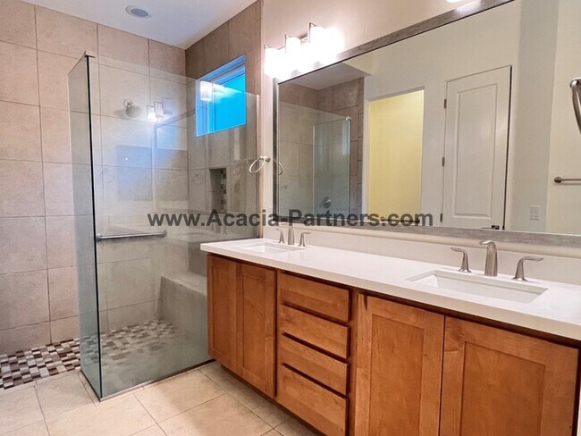 Building Photo - Four Bedroom Home in the Gated Sam Hughes neighborhood.