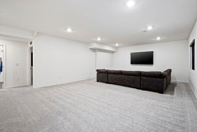 Building Photo - Modern Home in Brighton!