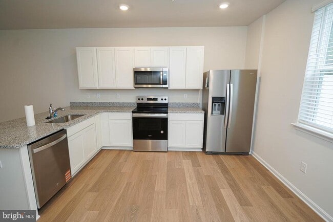 Building Photo - 852 Mersey Ln