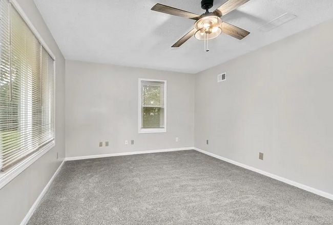 Building Photo - Updated 2 Bed Home with Large Attached Garage
