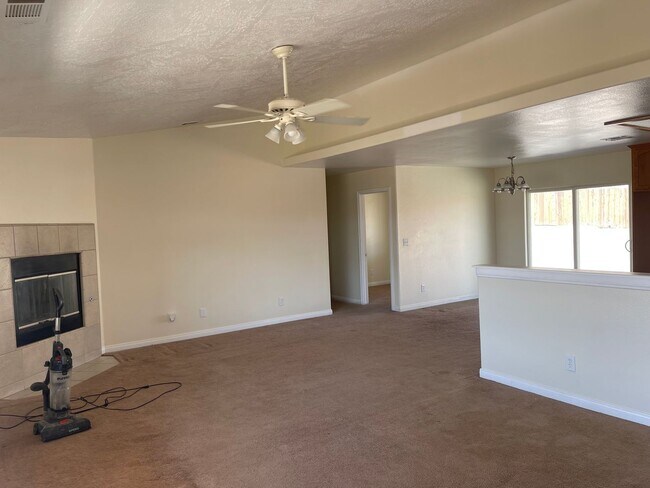 Building Photo - Bright Single-Story 4BR in Apple Valley — ...