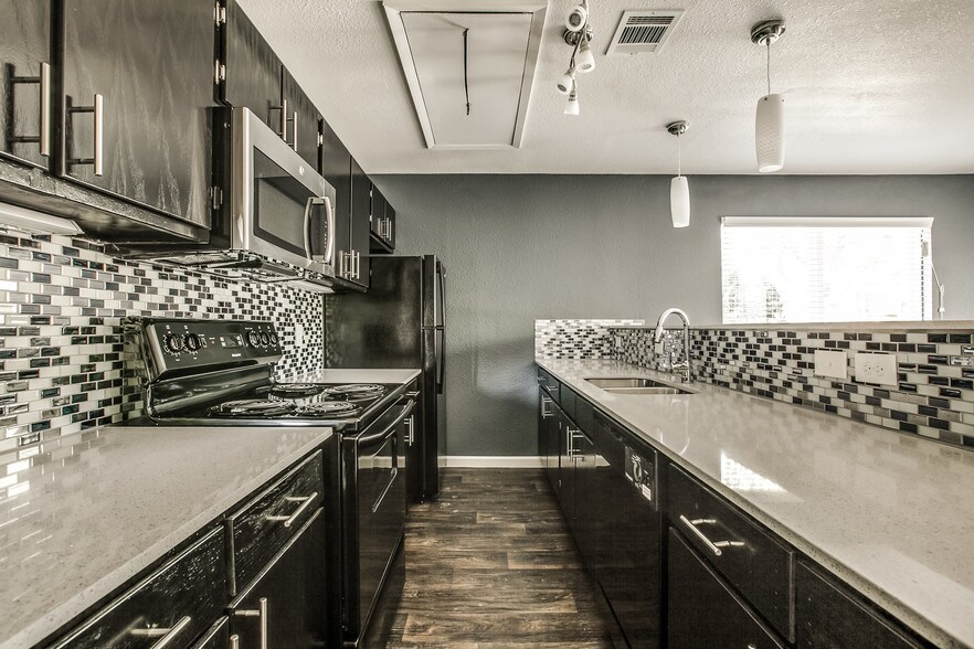 The Residence on Lamar 1224 E Lamar Blvd Arlington TX 76011