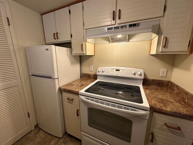 Building Photo - Cute and Cozy 1 Bedroom Condo in Gated Tim...