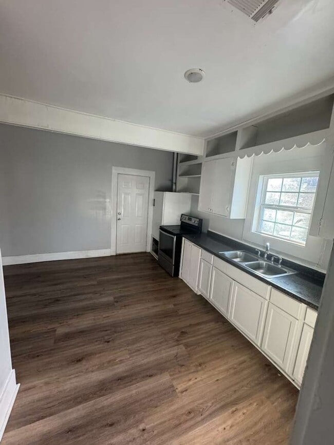 Building Photo - 160 E Elgie St