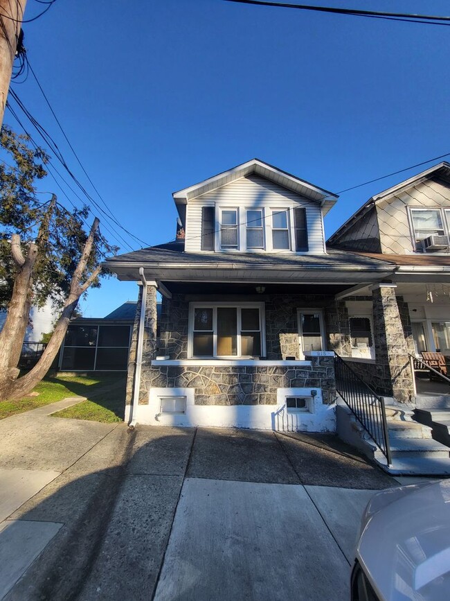 Primary Photo - 915 S Front St