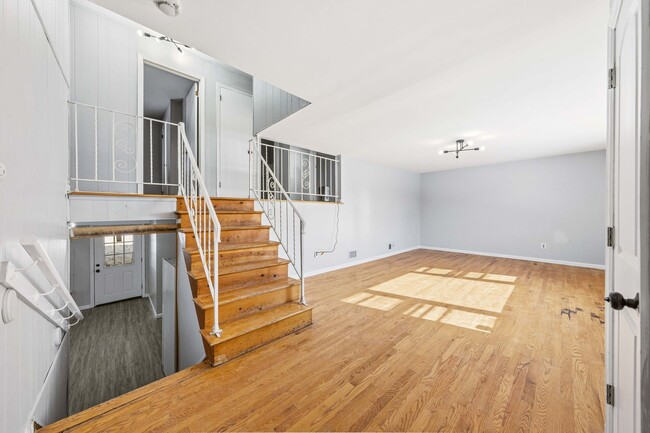 Building Photo - Huge House With Oversized Bedrooms!