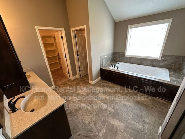 Building Photo - 8608 W 165th St