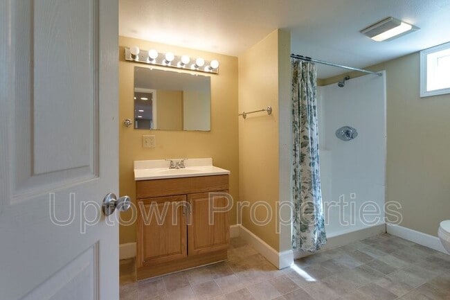 Building Photo - 1644 N Willamette Blvd