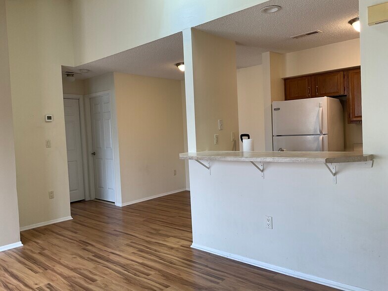 Building Photo - 2110 Aspen Dr