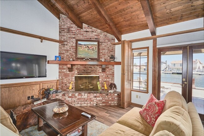 Building Photo - Spacious 3-Bedroom Lake House in Victorvil...