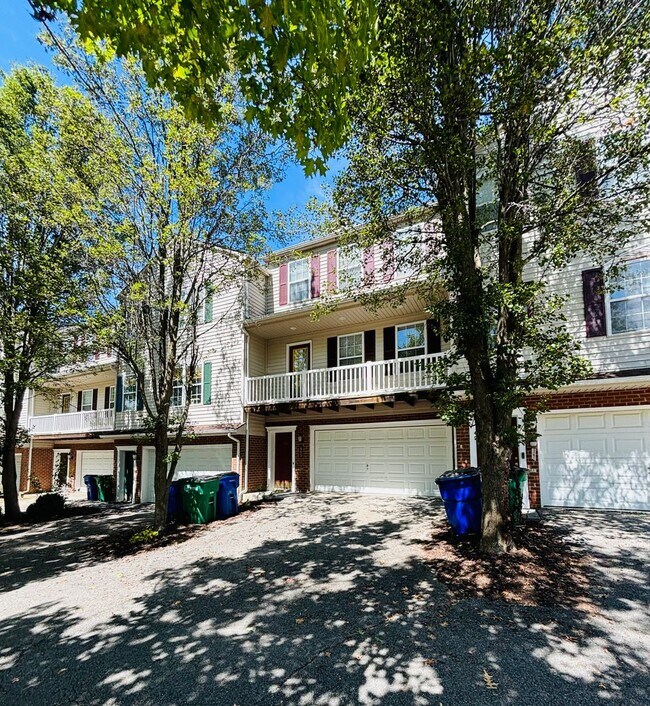 Building Photo - 3 Bedroom 2.5 Bath Townhouse