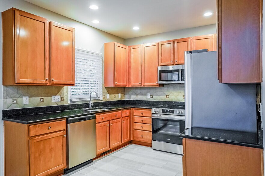 Building Photo - 2421 Barton Oaks Dr