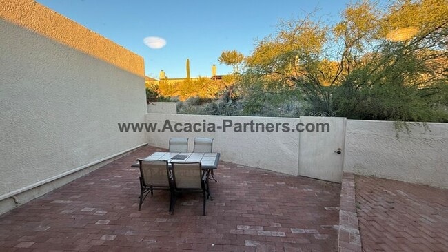 Building Photo - Three Bedroom Townhome