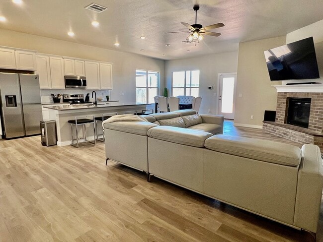 Building Photo - 915 Canal St