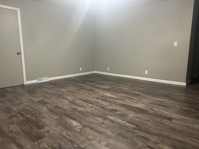 Building Photo - 602 Sara St