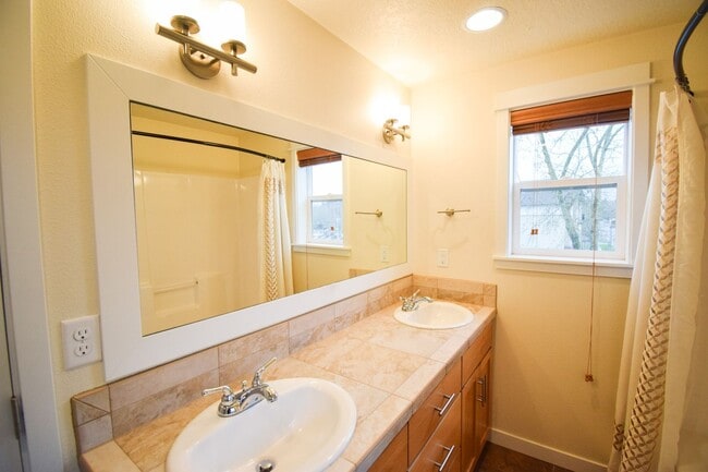 Building Photo - Beautiful Condo In the Heart of Beaverton!