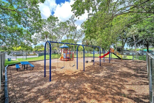 Building Photo - 2311 S Cypress Bend Dr