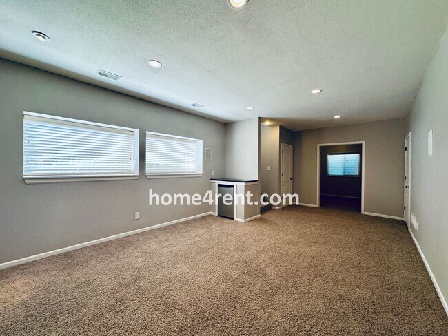 Building Photo - Gorgeous Olathe, 5 BR Home w/ Wood floors,...