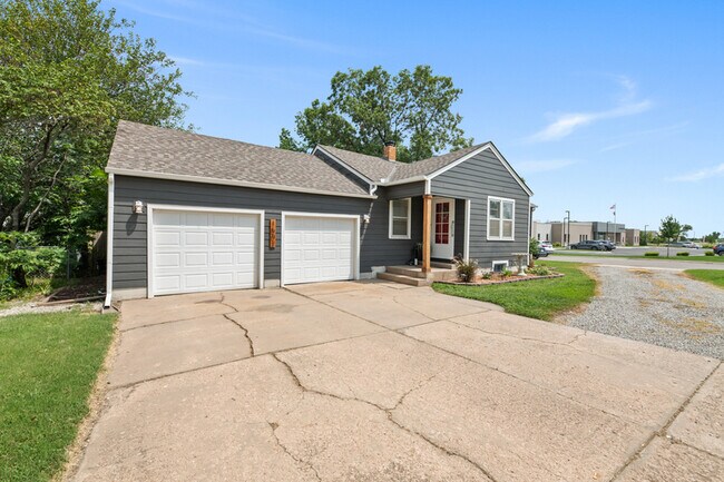 Building Photo - 1502 N Andover Rd