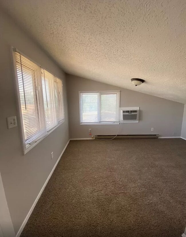 Building Photo - Spacious 2 Bedroom home