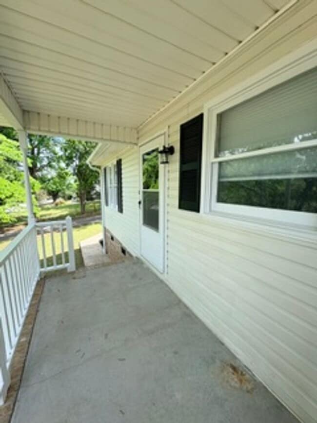 Building Photo - Totally Renovated Bungalow Located in Quiet Neighborhood Yet Close to Everything!