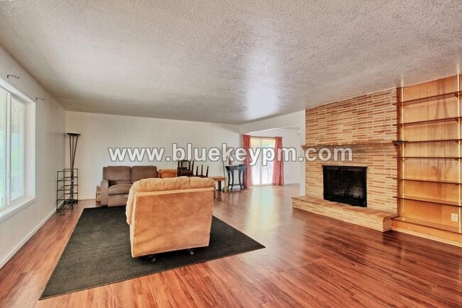 Building Photo - 5 Bedrooms, 2.5 Bathrooms Home in Oregon City