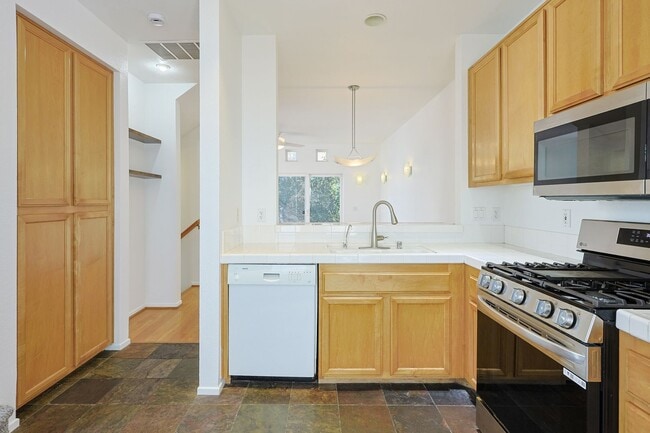 Building Photo - 2 Bed / 2.5 Bath Condo – Walk to Balboa Park!