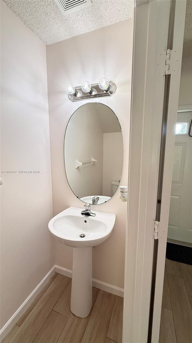 Building Photo - 16727 Hemingway Dr