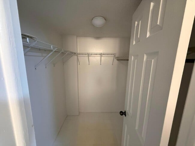 Building Photo - 9450 Live Oak Pl