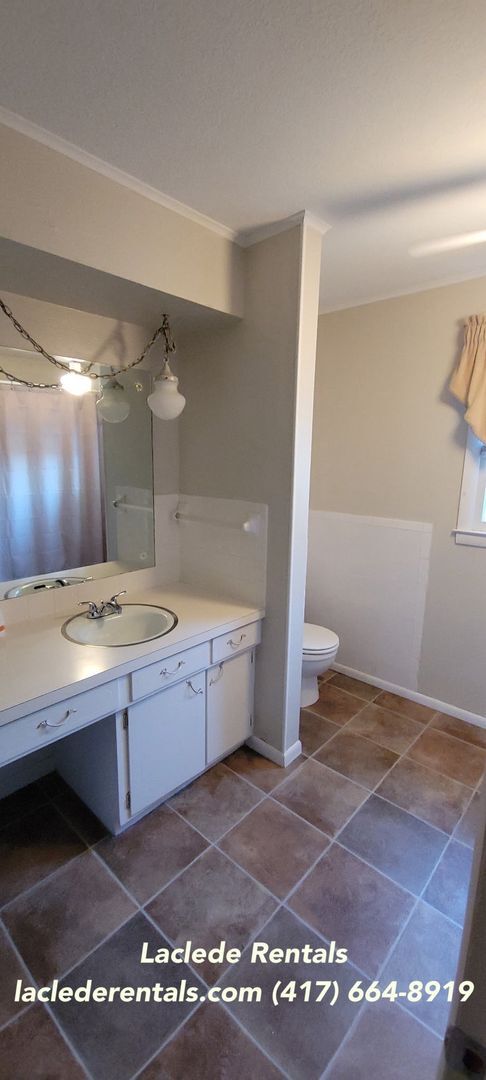 Building Photo - 3 BEDROOM 2 BATHROOM HOUSE FOR RENT