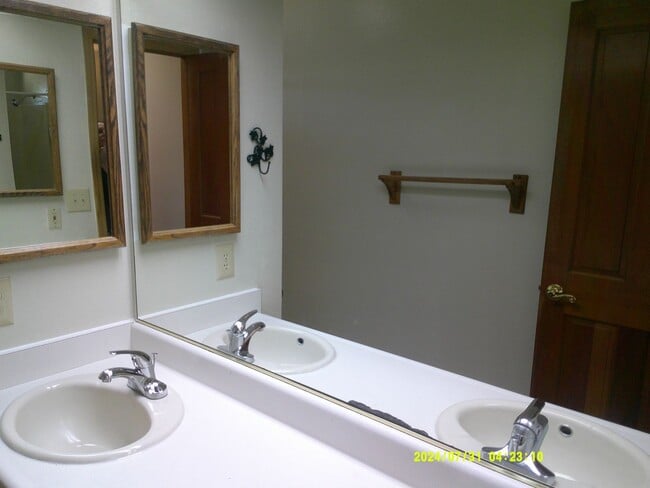 Building Photo - 960 Monique Way