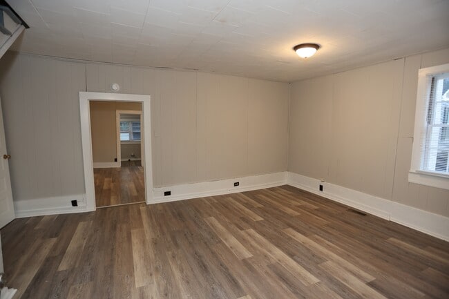 Building Photo - 634 W Bell St