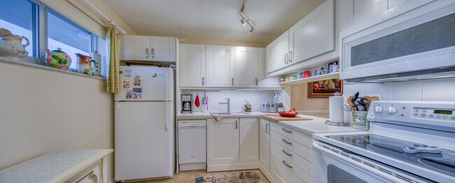 Building Photo - 2728 Garden Dr N