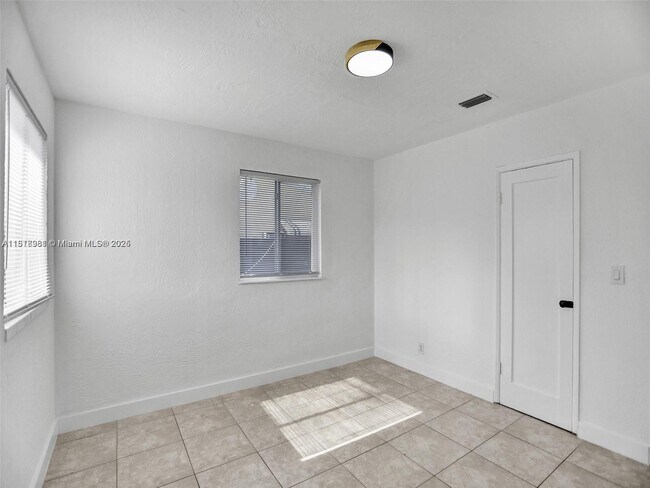 Building Photo - 708 N 20th Ave