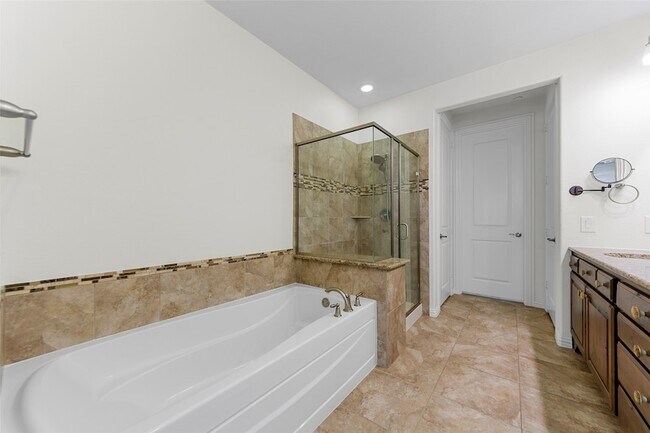 Building Photo - 4829 Bayview Dr