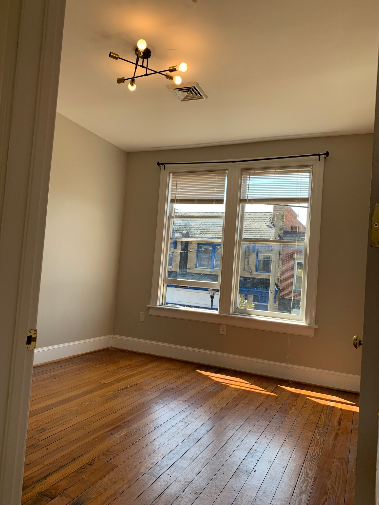Bed 1 - 319 N 2nd St
