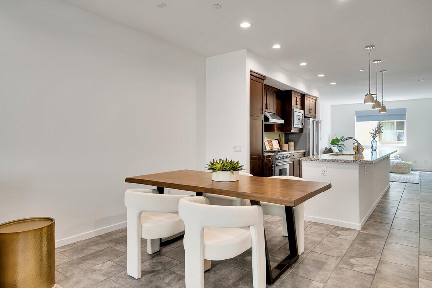 Building Photo - 1512 W Artesia Sq