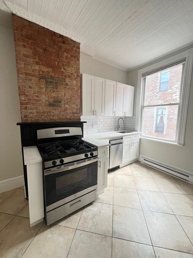 Building Photo - 492 Monmouth St