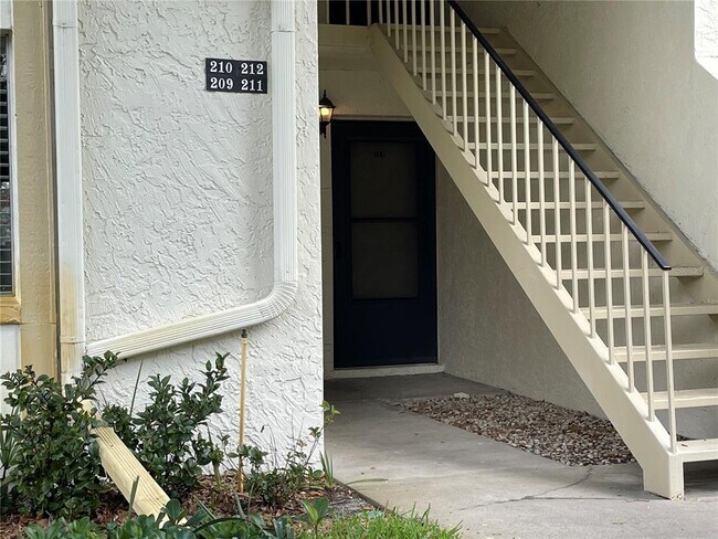 Building Photo - 211 Pine Ct