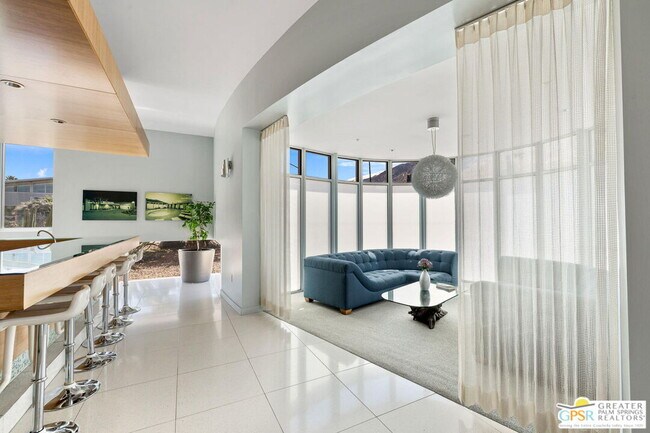 Building Photo - 930 E Palm Canyon Dr
