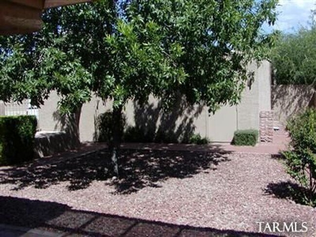 Building Photo - Attractive 3 Bed. 2 Ba. Townhome at Columbus & Ft. Lowell